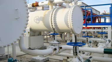Isı değiştiriciler bir arıtma tesisi içinde. Petrol arıtma donatımı. Isıtmalı benzin hava soğutucu