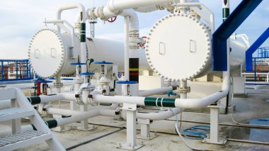 Isı değiştiriciler bir arıtma tesisi içinde. Petrol arıtma donatımı. Isıtmalı benzin hava soğutucu