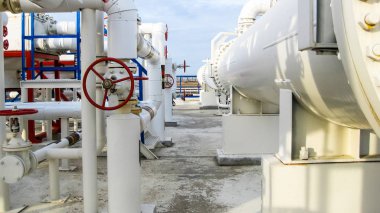 Isı değiştiriciler bir arıtma tesisi içinde. Petrol arıtma için donatım.