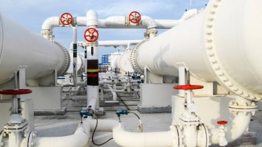 Isı değiştiriciler bir arıtma tesisi içinde. Petrol arıtma için donatım.