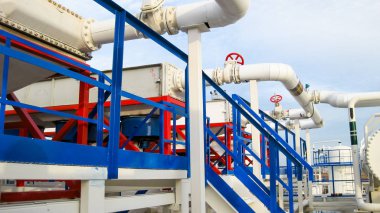 Kanallar üzerinden benzin Evaporatörler/Soğutucular. Petrol rafinerisi. Birincil Petrol arıtma için donatım.
