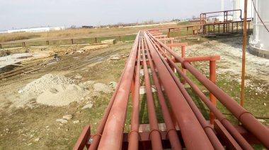 Boru pompalama için rafine edilmiş petrol ürünleri. Rafineri borulara.