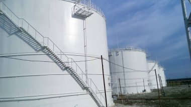 Petrol ürünleri depolama tankları. Ekipman rafineri.