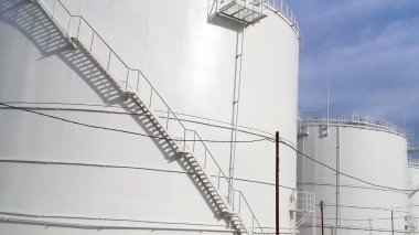 Petrol ürünleri depolama tankları. Ekipman rafineri.