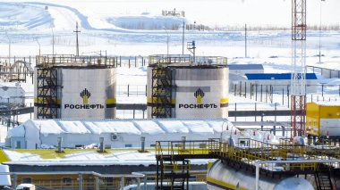 Rusya, Nefteyugansk - 24 Ocak 2016: Bir görünümü petrol sahasını ekipman. Petrol Tankları petrol şirketi Rosneft.