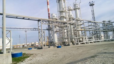 Petrol rafinerisi. Birincil Petrol arıtma için donatım.