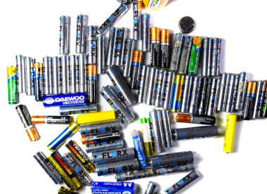 Krasnodar, Rusya - 4 Şubat 2019: Serum fizyolojik ve alkalin piller, taşınabilir teknoloji için enerji kaynağı. Aa ve AAA pilleri