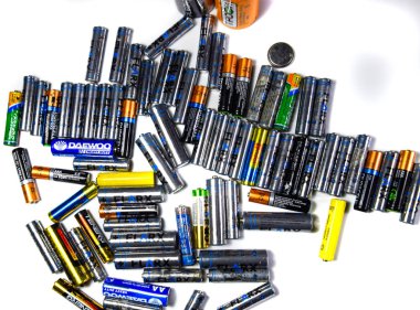 Krasnodar, Rusya - 4 Şubat 2019: Serum fizyolojik ve alkalin piller, taşınabilir teknoloji için enerji kaynağı. Aa ve AAA pilleri