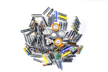 Krasnodar, Rusya - 4 Şubat 2019: Serum fizyolojik ve alkalin piller, taşınabilir teknoloji için enerji kaynağı. Aa ve AAA pilleri