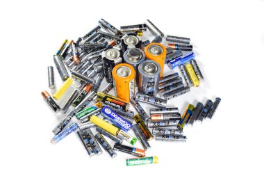Krasnodar, Rusya - 4 Şubat 2019: Serum fizyolojik ve alkalin piller, taşınabilir teknoloji için enerji kaynağı. Aa ve AAA pilleri