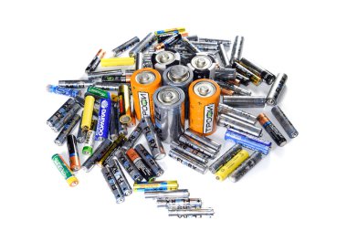 Krasnodar, Rusya - 4 Şubat 2019: Serum fizyolojik ve alkalin piller, taşınabilir teknoloji için enerji kaynağı. Aa ve AAA pilleri