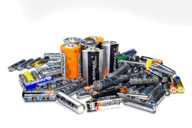 Krasnodar, Rusya - 4 Şubat 2019: Serum fizyolojik ve alkalin piller, taşınabilir teknoloji için enerji kaynağı. Aa ve AAA pilleri