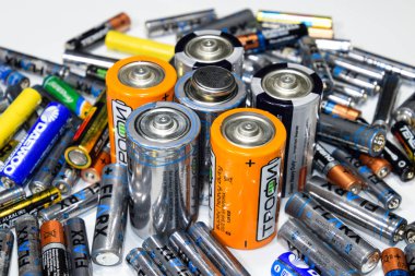 Krasnodar, Rusya - 4 Şubat 2019: Serum fizyolojik ve alkalin piller, taşınabilir teknoloji için enerji kaynağı. Aa ve AAA pilleri