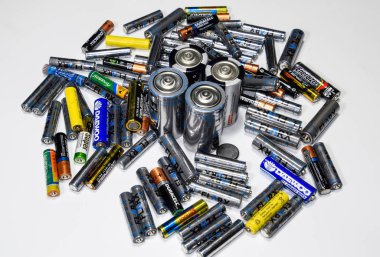 Krasnodar, Rusya - 4 Şubat 2019: Serum fizyolojik ve alkalin piller, taşınabilir teknoloji için enerji kaynağı. Aa ve AAA pilleri