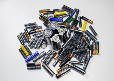 Krasnodar, Rusya - 4 Şubat 2019: Serum fizyolojik ve alkalin piller, taşınabilir teknoloji için enerji kaynağı. Aa ve AAA pilleri