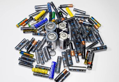 Krasnodar, Rusya - 4 Şubat 2019: Serum fizyolojik ve alkalin piller, taşınabilir teknoloji için enerji kaynağı. Aa ve AAA pilleri