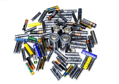 Krasnodar, Rusya - 4 Şubat 2019: Serum fizyolojik ve alkalin piller, taşınabilir teknoloji için enerji kaynağı. Aa ve AAA pilleri