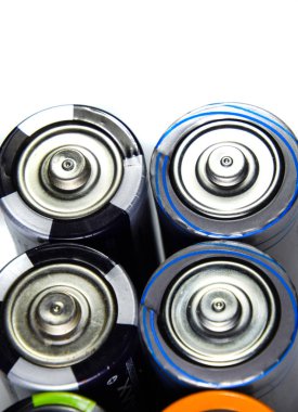 Tuz ve alkali piller, taşınabilir teknoloji için bir enerji kaynağı. AAA ve AA pilleri