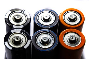 Tuz ve alkali piller, taşınabilir teknoloji için bir enerji kaynağı. AAA ve AA pilleri