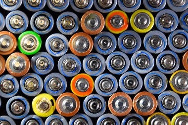 Tuz ve alkali piller, taşınabilir teknoloji için bir enerji kaynağı. AAA ve AA pilleri