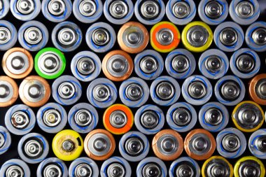 Tuz ve alkali piller, taşınabilir teknoloji için bir enerji kaynağı. AAA ve AA pilleri