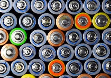 Tuz ve alkali piller, taşınabilir teknoloji için bir enerji kaynağı. AAA ve AA pilleri