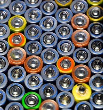 Tuz ve alkali piller, taşınabilir teknoloji için bir enerji kaynağı. AAA ve AA pilleri