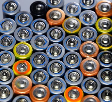 Tuz ve alkali piller, taşınabilir teknoloji için bir enerji kaynağı. AAA ve AA pilleri