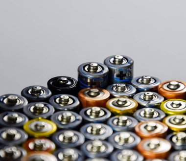 Tuz ve alkali piller, taşınabilir teknoloji için bir enerji kaynağı. AAA ve AA pilleri