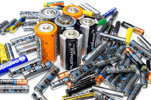 Krasnodar, Rusya - 4 Şubat 2019: Serum fizyolojik ve alkalin piller, taşınabilir teknoloji için enerji kaynağı. Aa ve AAA pilleri