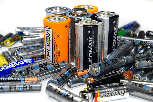 Krasnodar, Rusya - 4 Şubat 2019: Serum fizyolojik ve alkalin piller, taşınabilir teknoloji için enerji kaynağı. Aa ve AAA pilleri