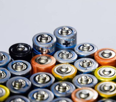 Tuz ve alkali piller, taşınabilir teknoloji için bir enerji kaynağı. AAA ve AA pilleri