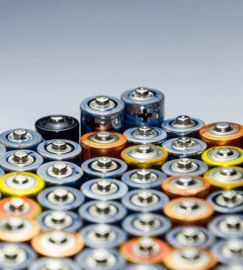 Tuz ve alkali piller, taşınabilir teknoloji için bir enerji kaynağı. AAA ve AA pilleri
