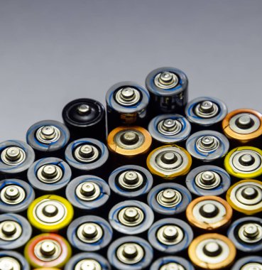 Tuz ve alkali piller, taşınabilir teknoloji için bir enerji kaynağı. AAA ve AA pilleri