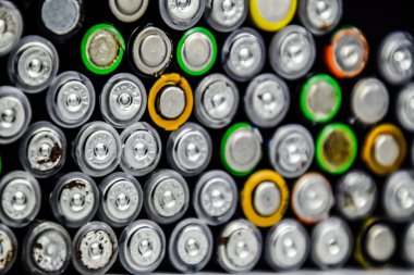 Tuz ve alkali piller, taşınabilir teknoloji için bir enerji kaynağı. AAA ve AA pilleri