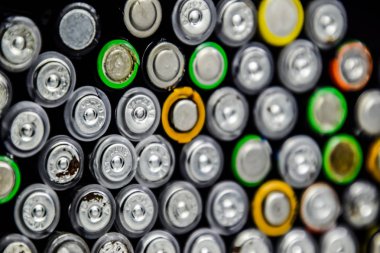 Tuz ve alkali piller, taşınabilir teknoloji için bir enerji kaynağı. AAA ve AA pilleri