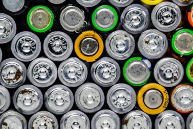 Tuz ve alkali piller, taşınabilir teknoloji için bir enerji kaynağı. AAA ve AA pilleri