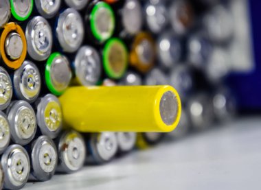 Tuz ve alkali piller, taşınabilir teknoloji için bir enerji kaynağı. AAA ve AA pilleri