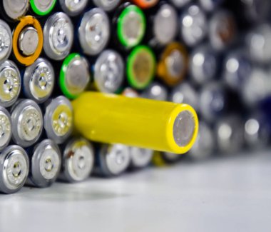 Tuz ve alkali piller, taşınabilir teknoloji için bir enerji kaynağı. AAA ve AA pilleri