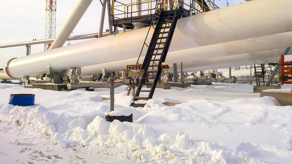 Son aşama bölücü borulu. Ekipman su yağdan ayırmak için. Petrol sahası. Ekipman el sanatları Batı Sibirya, demir desen ve borular