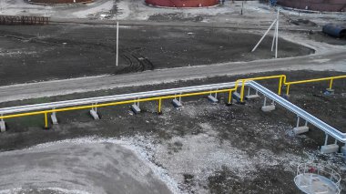 Dikey çelik tank. Petrol rafinerisi. Birincil Petrol arıtma için donatım.