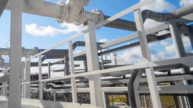 Boru hattında mandal. Petrol rafinerisi. Birincil Petrol arıtma için donatım.