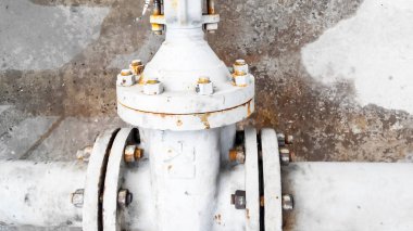 Boru hattında mandal. Petrol rafinerisi. Birincil Petrol arıtma için donatım.