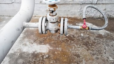 Boru hattında mandal. Petrol rafinerisi. Birincil Petrol arıtma için donatım.