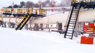 Son aşama bölücü borulu. Ekipman su yağdan ayırmak için. Petrol sahası. Ekipman el sanatları Batı Sibirya, demir desen ve borular