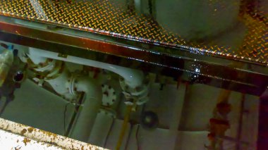 Kontrol ünitesi cihazın yağ dolu bir hitter Tritter'la katınız. İş onarın. Açılış ekipman. Düzey kayan nokta temizlik