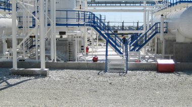 Petrol rafinerisi. Birincil petrol rafinerisi ekipmanı.