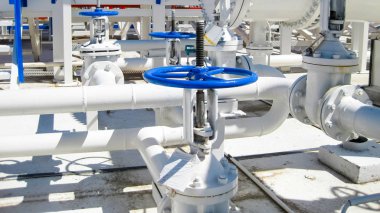Isı değiştiriciler bir arıtma tesisi içinde. Petrol arıtma donatımı. Isıtmalı benzin hava soğutucu