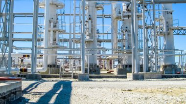 Petrol rafinerisi düzeltme sütun. Birincil petrol arıtma için donatım. Rafineri ekipman. Petrol rafinerisi.