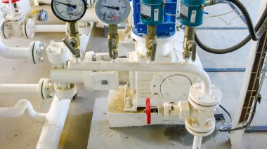 Petrol tesislerinde bitki, Krasnodar, Rusya Federasyonu - 21 Şubat 2017: manometre, petrol rafinerisi. Birincil petrol arıtma için donatım. Birincil petrol rafine için manometre donatım.